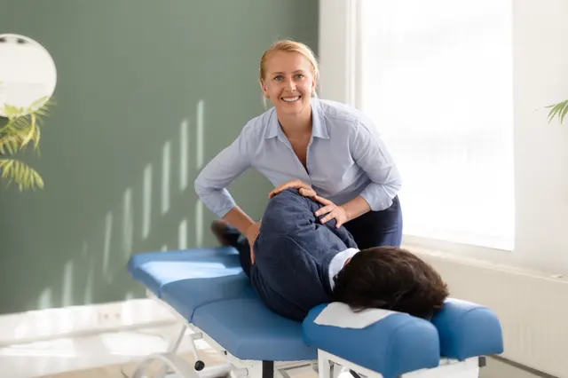 Chiropractor onderzoekt een cliënt tijdens de intake bij TOPCHIRO Den Haag
